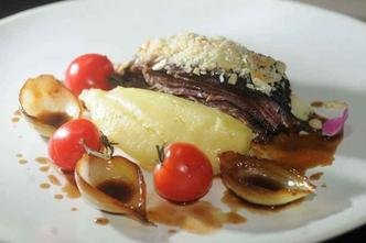 Fraldinha grelhada com pur� de batatas, cebolas ao molho e tomates: uma das apostas criativas do Rullus Buffet para driblar a crise(foto: Leandro Couri/EM)