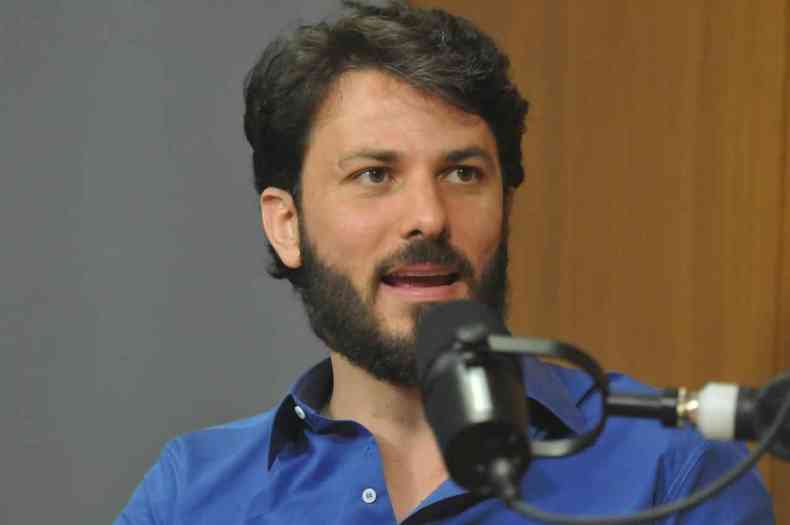 Marcelo Aro no estdio, em frente ao microfone, dando entrevista no 'EM Entrevista'