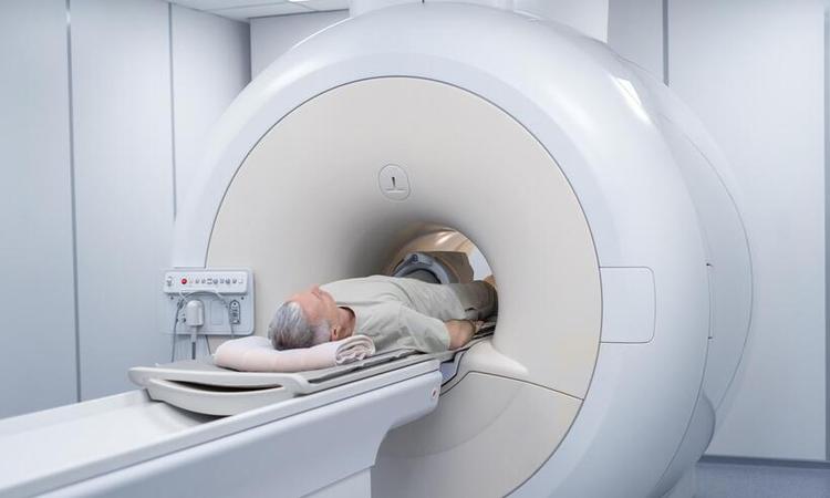 senhor entra no aparelho de radioterapia
