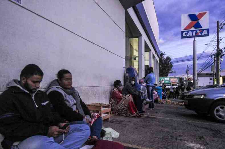 Corrida pelo auxlio emergencial: aglomerao na porta da agncia da Caixa de Ribeiro das Neves, Regio Metropolitana de Belo Horizonte(foto: Leandro Couri/EM D.A. Press )