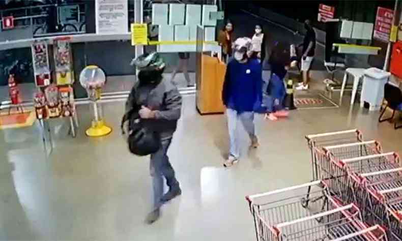 Assaltantes entraram no supermercado usando capacetes e mscaras(foto: Reproduo da internet/WhatsApp)