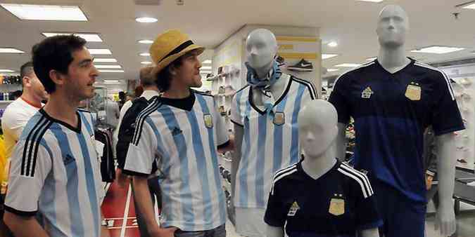 Amigos Roman Acunha e Guido Raell chegaram do Rio de Janeiro e passearam em shopping no Centro de BH(foto: Paulo Filgueiras/EM/D.A Press)