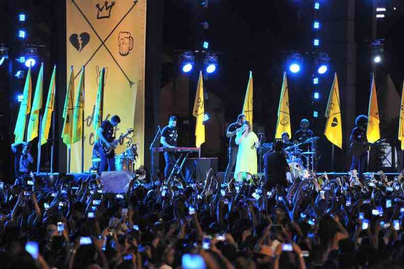 Marlia Mendona no palco de show na Praa da Estao