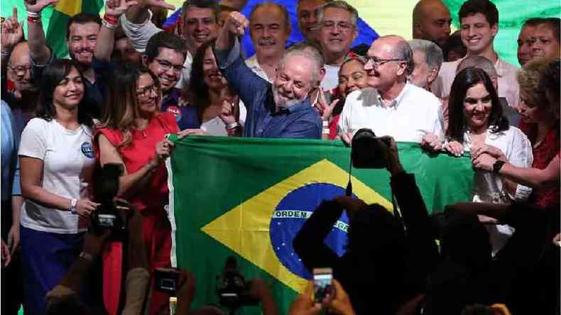 Lula comemorando com sua equipe quando foi proclamado vencedor das eleies presidenciais brasileiras