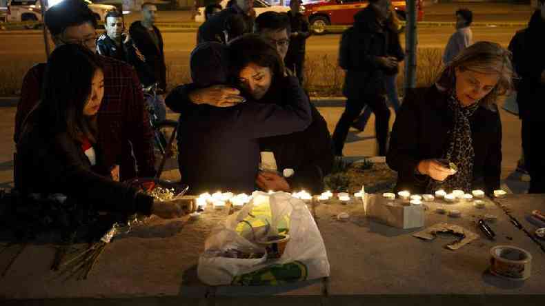 Pessoas deixam velas e mensagens em Yonge Street, Toronto, aps o ataque com uma van em abril(foto: Getty Images)