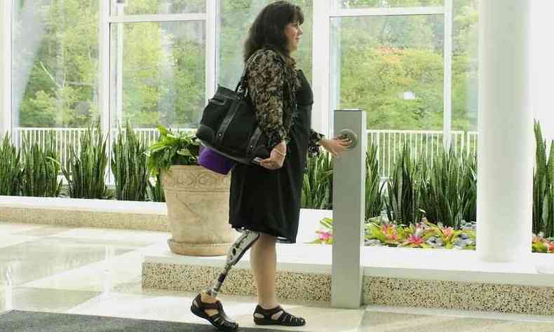 Mulher PCD com uma prtese na perna 