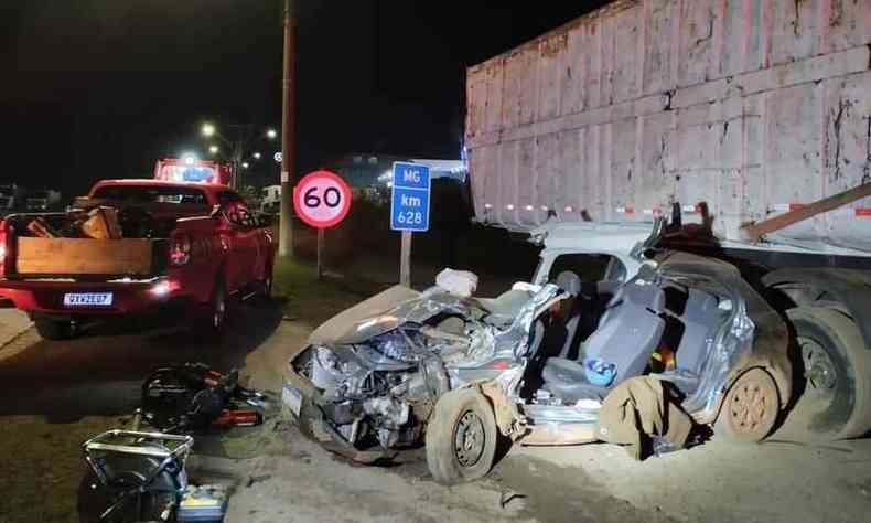 Acidente entre carro e carreta na BR-040, em Conselheiro Lafaiete 