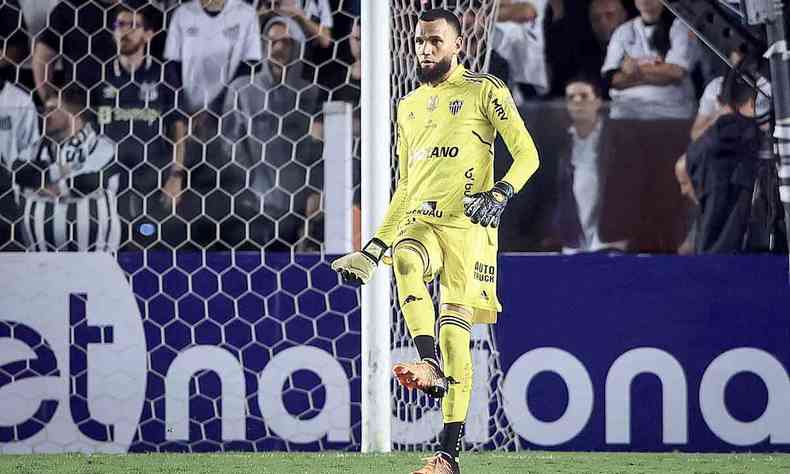 O goleiro Everson 