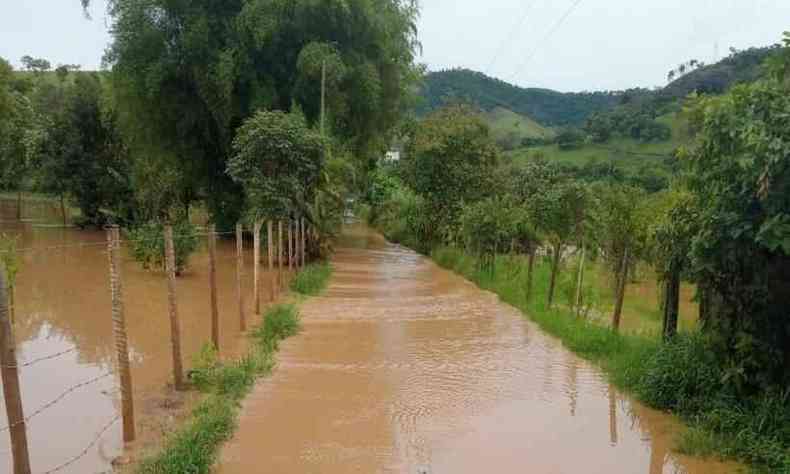 Choveu cerca de 100 milmetros durante cinco horas em Maria da F(foto: Redes Sociais/Reproduo)