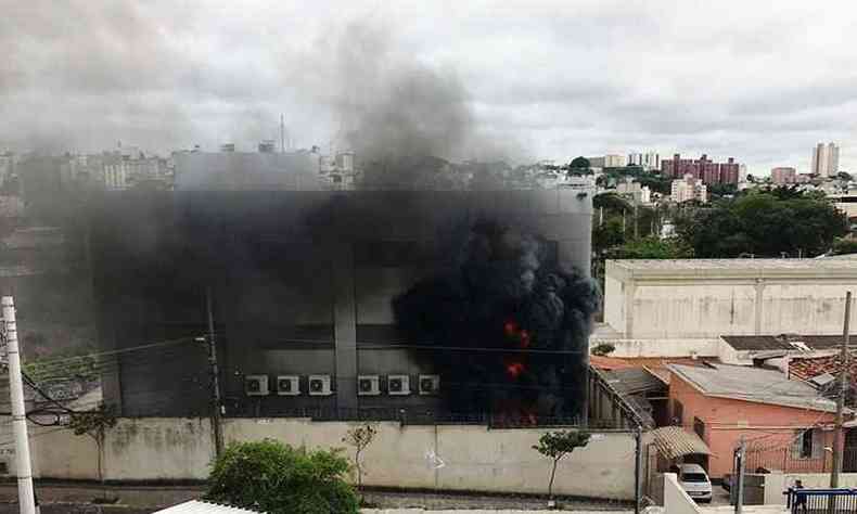 Foto enviada ao Corpo de Bombeiros por um vizinho do local mostra as chamas e a fumaa alta(foto: Reproduo da internet/WhatsApp)