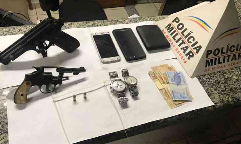 A PM recuperou R$ 840 em dinheiro, dois relgios e um celular, que foram levados pelos bandidos (foto: Polcia Militar/ Divulgao )
