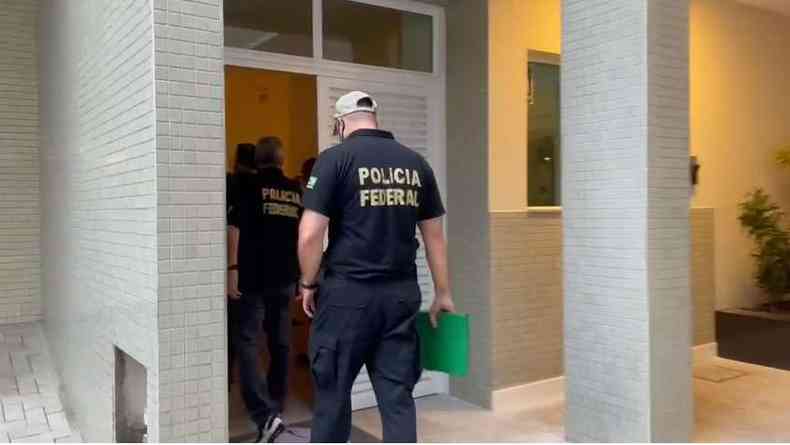 Policial federal entra em prédio