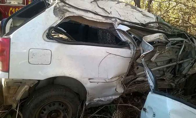 Carro ficou destruído com o impacto do acidente(foto: Corpo de Bombeiros/Divulgação) Carro ficou destruído com o impacto do acidente(foto: Corpo de Bombeiros/Divulgação)