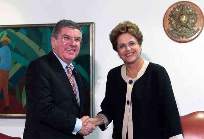 A presidente Dilma Rousseff cumprimenta o presidente do Comit Olmpico Internacional, Thomas Bach, durante visita ocorrido em fevereiro do ano passado, no Palcio do Planalto, em Braslia(foto: Wenderson Arajo/AFP)