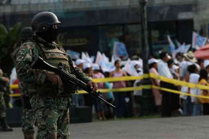 Militar armado acompanha comcio eleitoral em Veracruz, violncia do narcotrfico deixou parte do pas em clima de guerra(foto: LUCAS CASTRO / AFP)