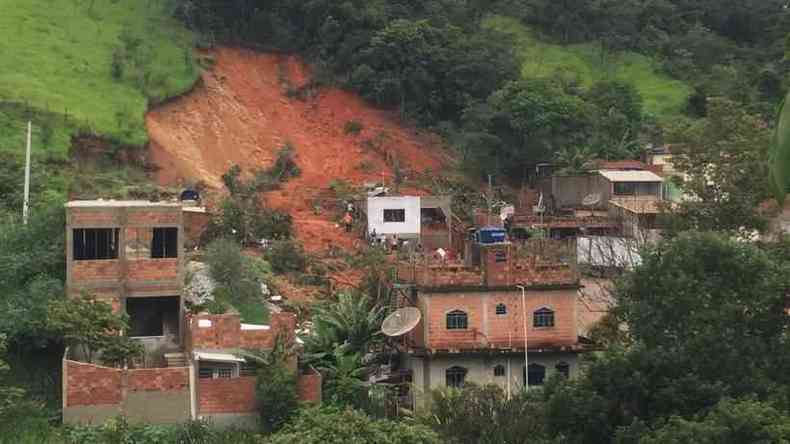 Duas casas foram atingidas pelo deslizamento de barranco(foto: Edsio Costa/EM/D.A Press)