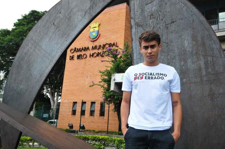 Vereador em frente � C�mara