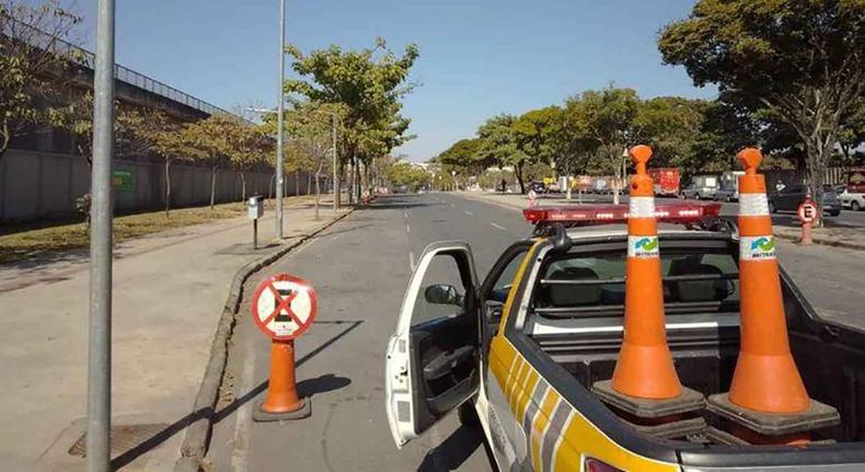 Agentes da BHTrans alteram circulao e pontos do transporte pblico para show no Mineiro cones bloqueio estacionamento alterao