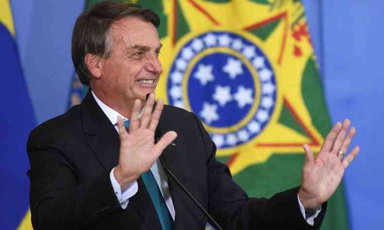 Presidente Bolsonaro acena para as pessoas e sorri