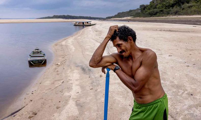 'A gente só vai em casa para pegar farinha, quando está acabando, vasilhas e cuidar das galinhas e dos cachorros. A volta para lá é só quando o rio encher. Isso deve ser fim de novembro, começo de dezembro' Carlos Silva, Pescador, mora em canoa-casa Carlos Silva, Pescador