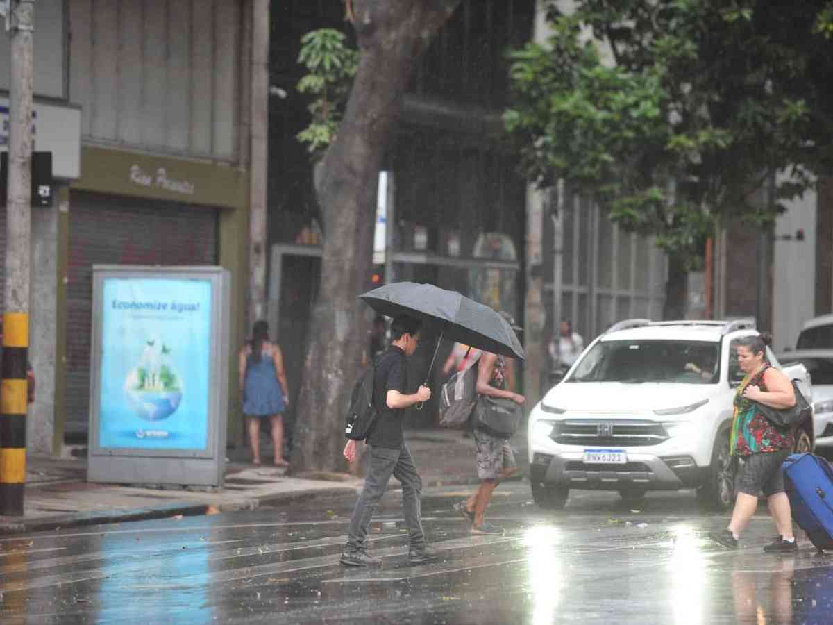 Visit Belo Horizonte - É tanta chuva 💦 que tive que trocar minha vassoura  🧹 por um rodo  ☔️ #BeloHorizonte #chuvoso #chuva #frio #nublado  #paisagem #chuvisco #clima #rain #chuvas #tempo #vento #