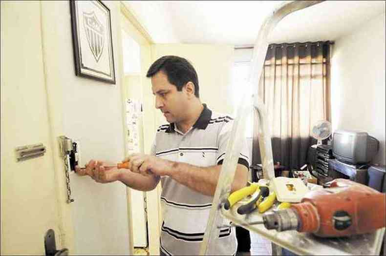 Pintor, bombeiro e eletricista, Pedro Monteiro reclama que o material encareceu muito, enquanto a demanda despencou(foto: Jair Rodrigues/EM/D.A Press)