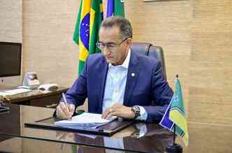 Governador Waldez Ges assinando homologao e autorizao dos concursos pblicos(foto: Mrcio Pinheiro/Governo do Amap)