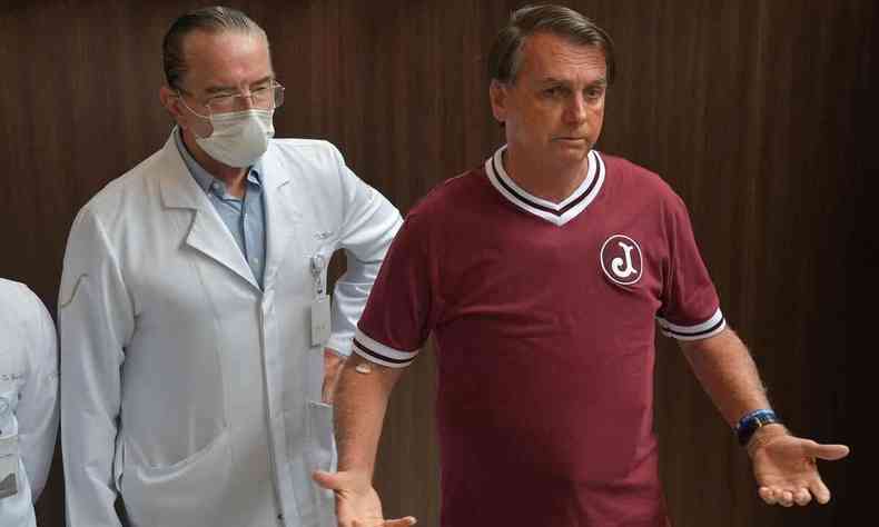 O presidente Bolsonaro, de camisa do Juventus da Mooca, time de futebol de SP, e o cirurgião Antônio Macedo, seu médico