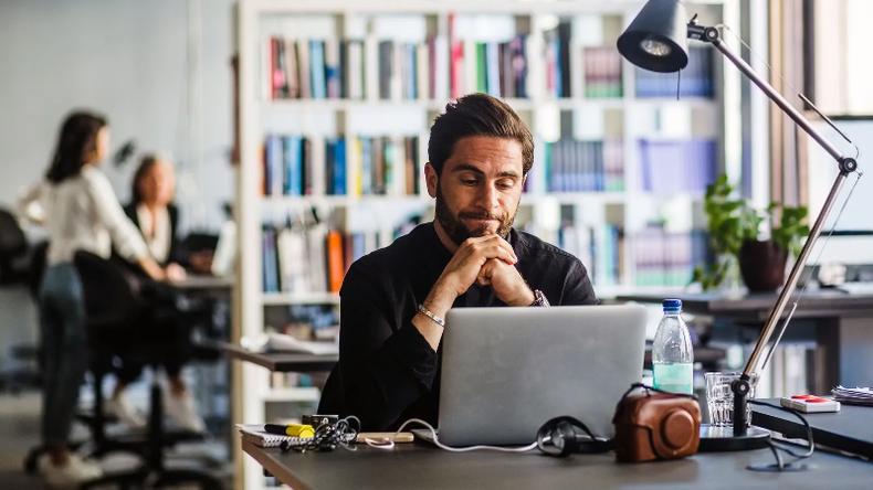 Muitos trabalhadores não querem ir ao escritório cinco dias por semana, mas alguns ficaram sem escolha(foto: Getty Images) Homem com expressão de desapontado em frente a notebook