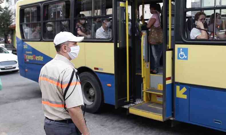 Fiscal em frente a nibus