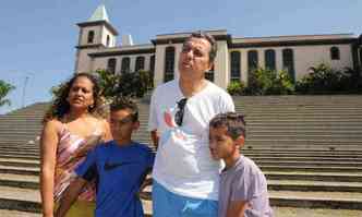 Com Igreja So Gonalo ao fundo, o casal Mariza e Haroldo, com os filhos Artur e tila, elogia a cidade(foto: Paulo Filgueiras/EM/DA Press)