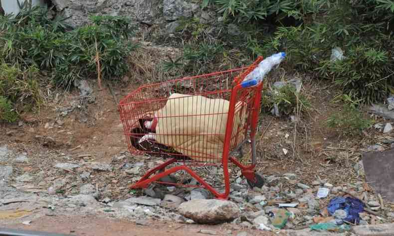 Imagem mostra carrinho onde foi encontrado um homem em situao de rua, no bairro Novo das Indstrias