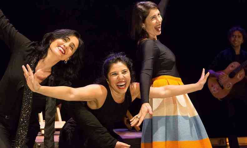 Atrizes Fernanda Vianna, Lydia Del Picchia e Simone Ordones sorriem durante encenao do sarau do Grupo Galpo