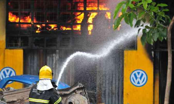 Bombeiros tiveram dificuldades para apagar fogo que se alastrou entre material de fcil queima(foto: Alexandre Guzanshe/EM/D.A Press)