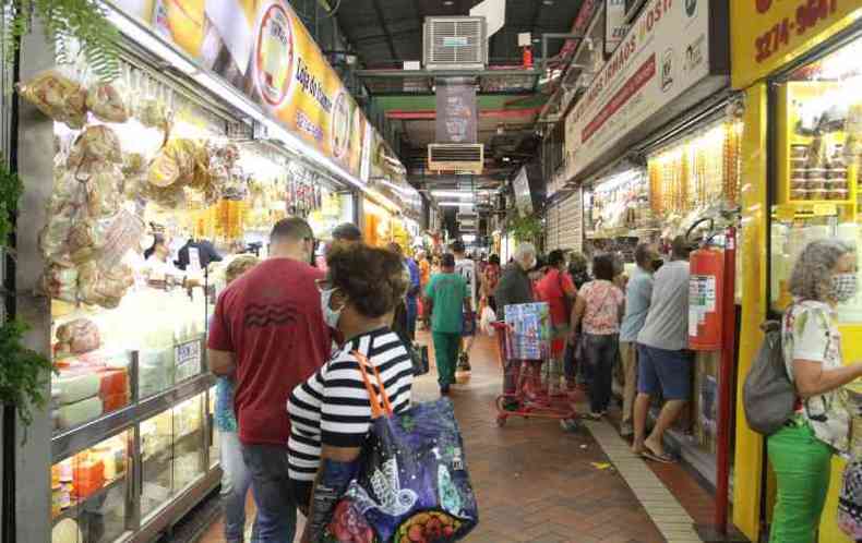 Fluxo de clientes no centro de compras  agora limitado a 370 pessoas simultaneamente(foto: Edsio Ferreira/EM/D.A Press)