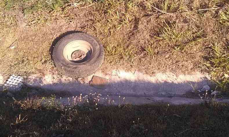Roda que atingiu a motocicleta(foto: Guarda Civil de So Jos da Lapa/Divulgao)
