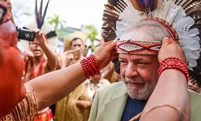 Indgena coloca cocar em Lula