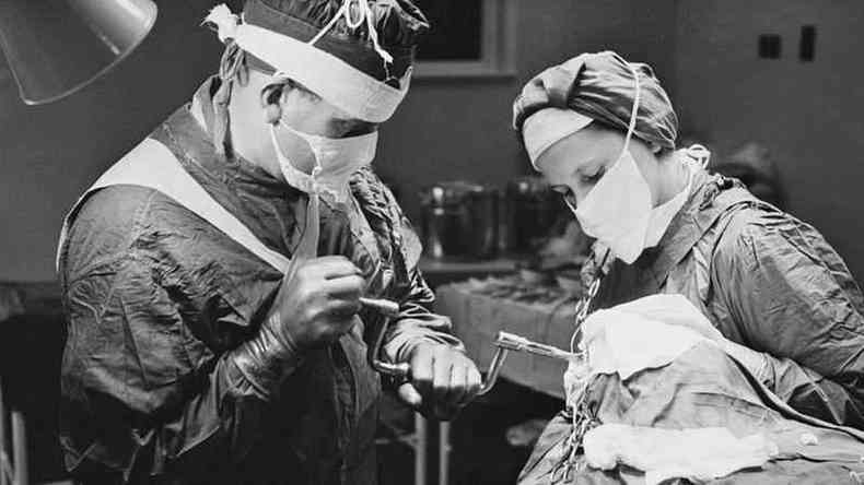 Medicos fazendo cirurgia
