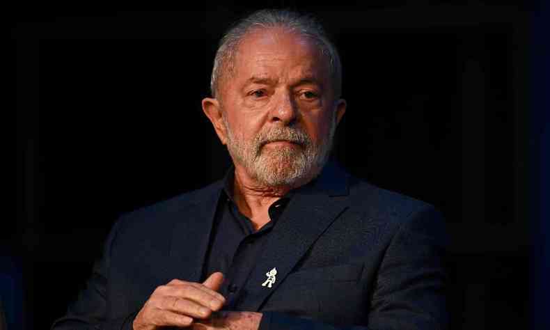 Lula: homem branco de cabelo e barba branca, com um terno azul escuro