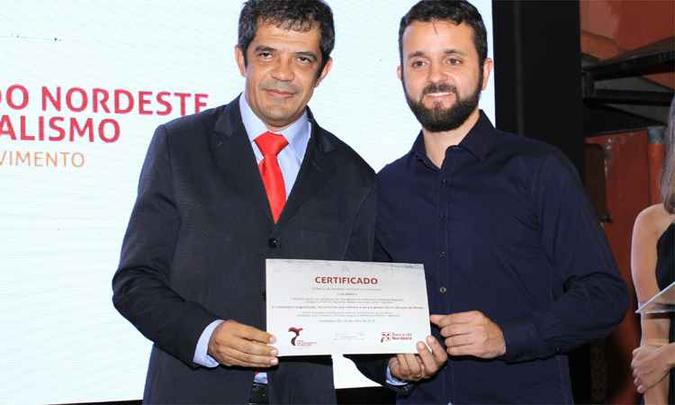 O jornalista Luiz Ribeiro, do Estado de Minas, recebeu o prêmio das mãos do assessor de imprensa do banco, Ulisses Vasconcelos (foto: Divulgacao/Banco do Nordeste ) O jornalista Luiz Ribeiro, do Estado de Minas, recebeu o prêmio das mãos do assessor de imprensa do banco, Ulisses Vasconcelos (foto: Divulgacao/Banco do Nordeste )