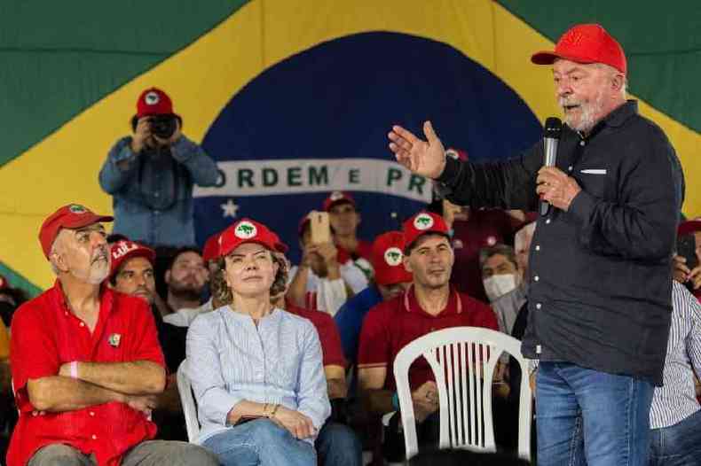 Lula com microfone fala a pblico com bons do MST
