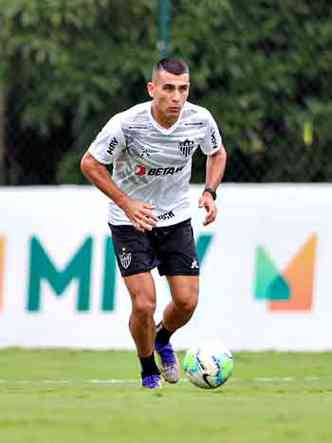 Paraguaio Junior Alonso aparece na imagem correndo com a bola durante um treino