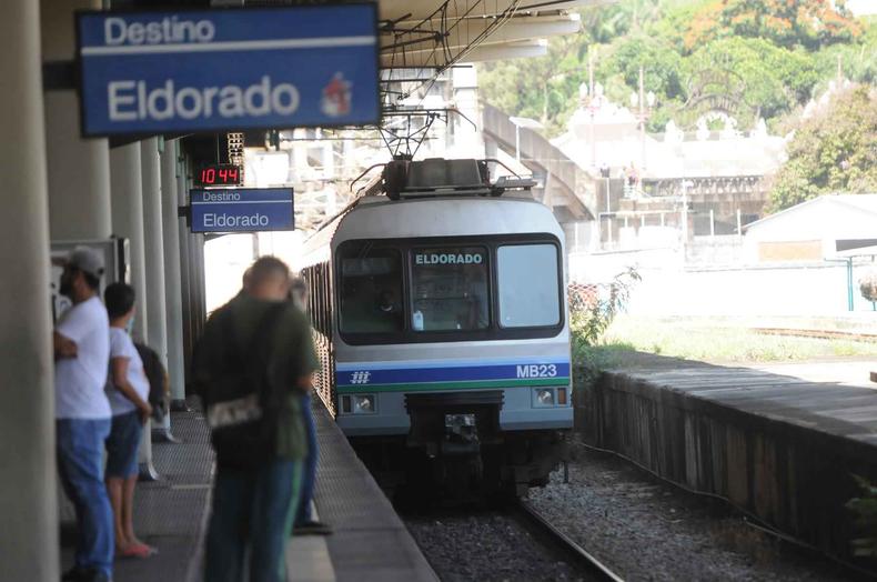 Sindicato planejava uma paralisação total do serviço a partir de hoje, mas nem todos aderiram ao movimento(foto: Leandro Couri/EM/D.A Press) Estação Eldorado. Vagão visto de frente no trilho.