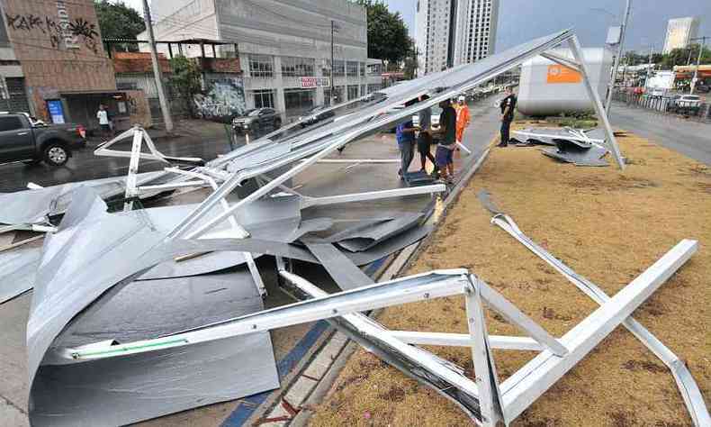 Estrutura metlica despencou do terrao de um hotel em BH(foto: Marcos Vieira/EM/D.A Press)