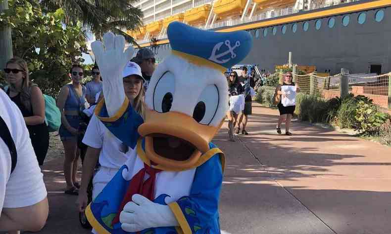 Pessoa fantasiada como Pato Donald no cruzeiro em que passageiros viajam com personagens da Disney 