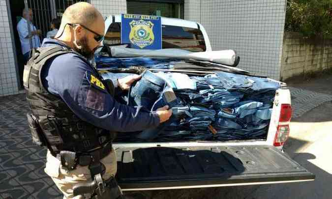 Material falsificado era transportado em caminhonete com placa de Gois(foto: PRF/Divulgao)