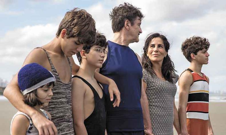 Isabel (Maju Lima), Carlos (Xande Valois), Julinho (Davi de Oliveira), Júlio (Antonio Calloni), Lola (Gloria Pires ) e Alfredo (Pedro Sol) na primeira fase de Éramos seis, que estreia na faixa das 18h (foto: Raquel Cunha/Globo) Isabel (Maju Lima), Carlos (Xande Valois), Julinho (Davi de Oliveira), Júlio (Antonio Calloni), Lola (Gloria Pires ) e Alfredo (Pedro Sol) na primeira fase de Éramos seis, que estreia na faixa das 18h (foto: Raquel Cunha/Globo)