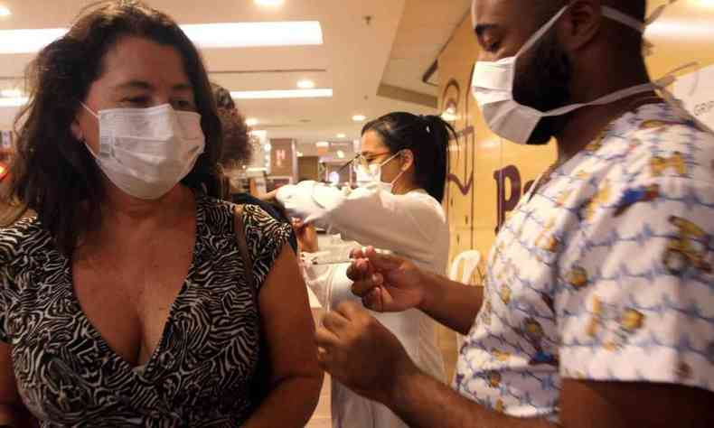 Mrcia, mulher de 55 anos, recebe vacina contra a gripe
