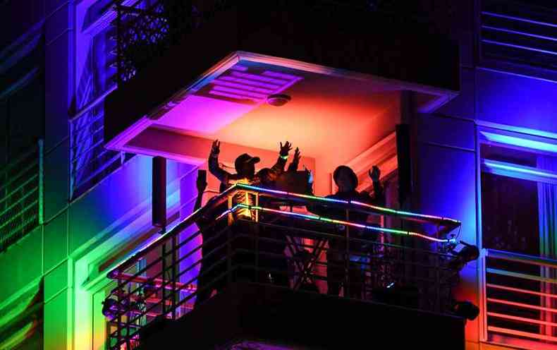 O DJ argentino Ruan Martinez e sua famlia fizeram festa na varanda do apartamento, em Buenos Aires, cumprindo o lockdown(foto: Pedro Cerqueira)