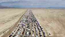 Burning Man: o xodo para deixar festival aps milhares ficarem ilhados